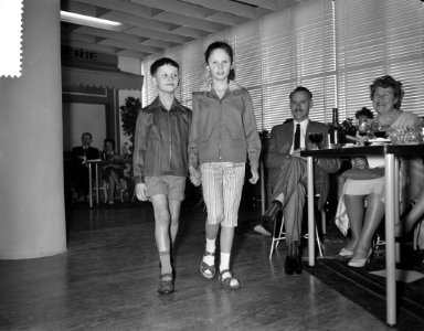 Sturkamodeshow in Renaultgebouw te Amsterdam, Bestanddeelnr 911-1150