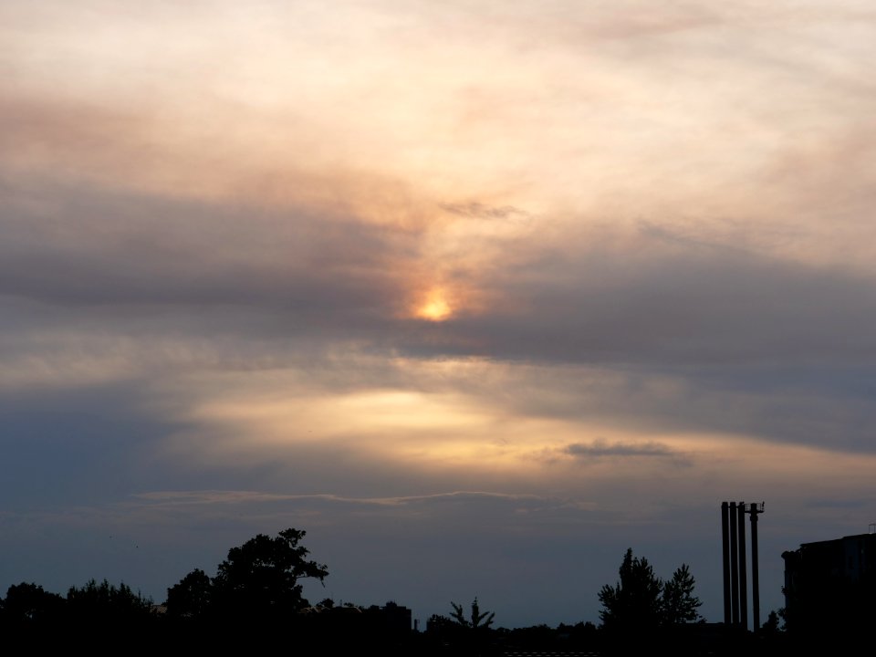 Sun behind clouds and forest fire smoke in Berlin-Spandau 2019-06-03 14