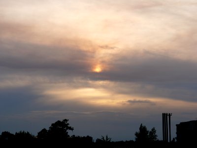 Sun behind clouds and forest fire smoke in Berlin-Spandau 2019-06-03 14