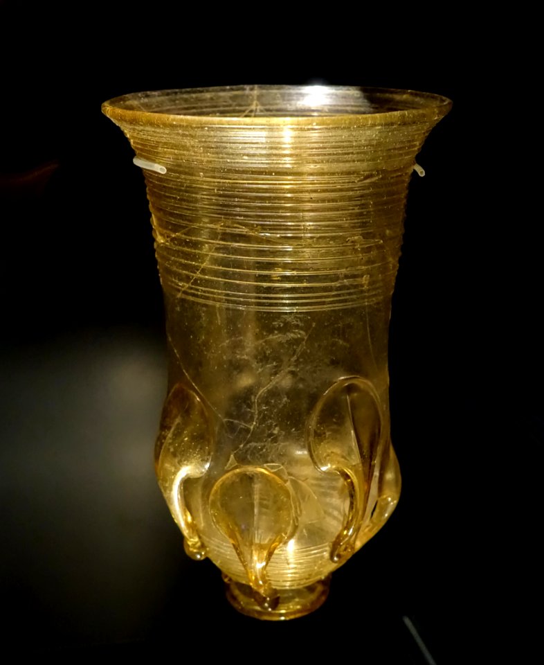 Sturzbecher (tumbler), Grave 40, Oberflacht, Kreis Tuttlingen, 6th century AD, glass - Landesmuseum Württemberg - Stuttgart, Germany - DSC02960