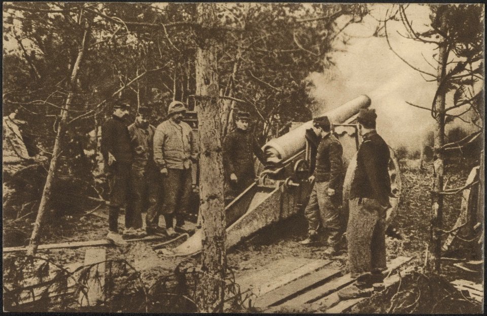 Stukken Fransch zwaar geschut op een rug der Vogezen geheschen, schietende op de, Bestanddeelnr 158-1893