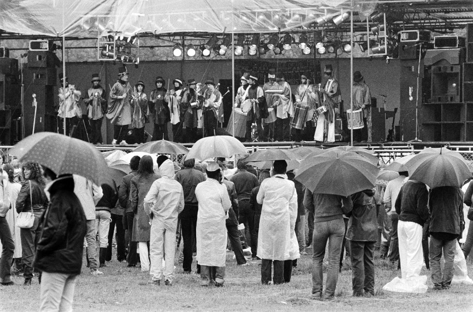 Summerfestival in Amsterdamse Bos verregend veel mensen met paraplus tijdens het festival, Bestanddeelnr 931-5688