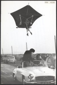 Stuntman poging om met een vlieger en rolschaatsen achter een auto in de lucht t, Bestanddeelnr 094-0330 photo