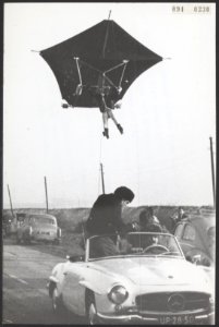 Stuntman poging om met een vlieger en rolschaatsen achter een auto in de lucht t, Bestanddeelnr 094-0330