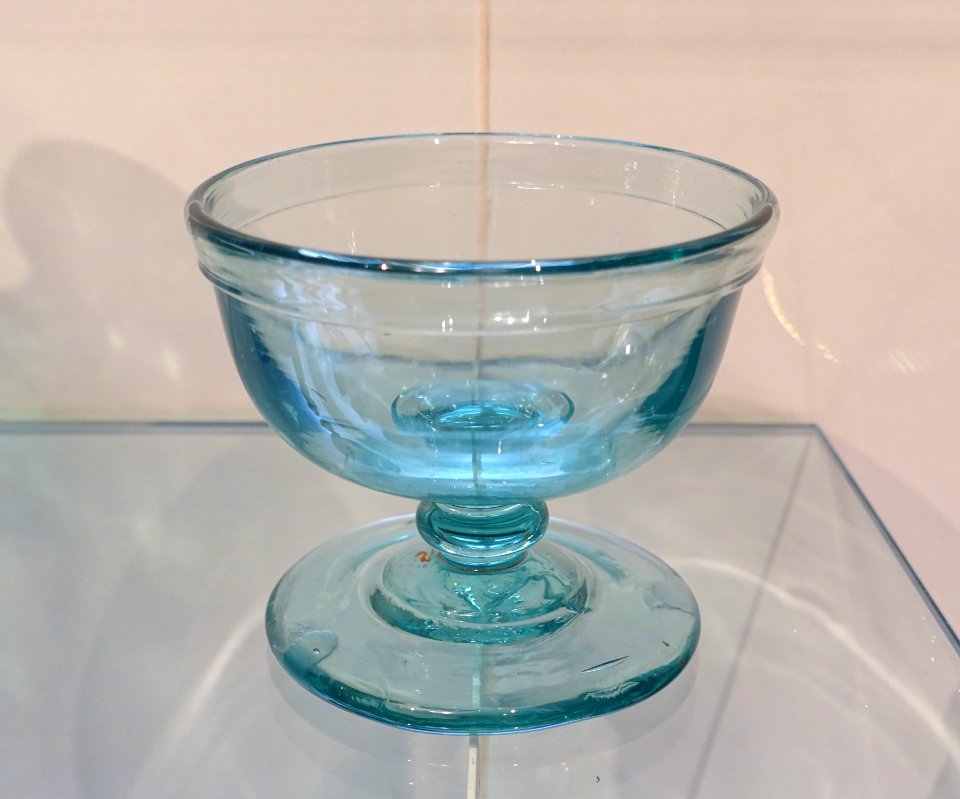 Sugar bowl or master salt, attributed to Suncook Glass Works (New Hampshire), c. 1845, glass - Currier Museum of Art - Manchester, NH - DSC07976