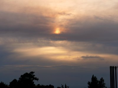 Sun behind clouds and forest fire smoke in Berlin-Spandau 2019-06-03 13