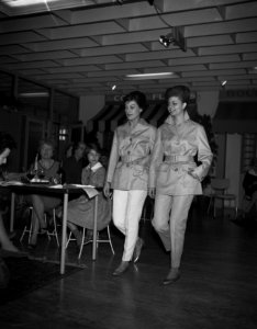 Sturkamodeshow in Renaultgebouw te Amsterdam, Bestanddeelnr 911-1151