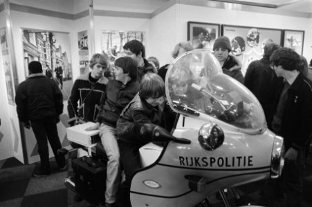 Stand van de Rijkspolitie met een motorfiets op de negentiende Nationale beroepe, Bestanddeelnr 931-2825