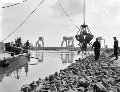 Stuw bij Hagestein. Arbeiders verzwaren oever, Bestanddeelnr 912-4049