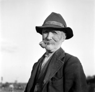 Stamvader van een Tinker-familie, met pijp en hoed, Bestanddeelnr 191-0833