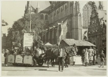 Stand op de Grote Markt met paard-en- wagen van de Dierenbescherming die een collecte houdt op dierendag