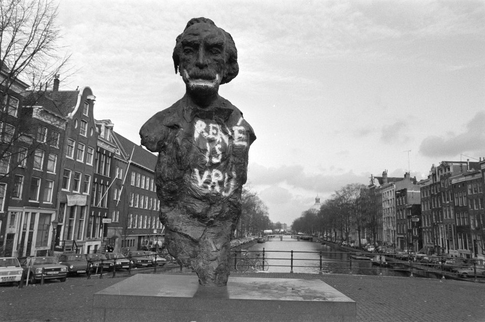 Standbeeld van Multatuli op de Torensluis in Amsterdam beschilderd met tekst Re, Bestanddeelnr 934-3827
