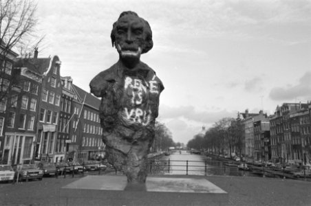 Standbeeld van Multatuli op de Torensluis in Amsterdam beschilderd met tekst Re, Bestanddeelnr 934-3827