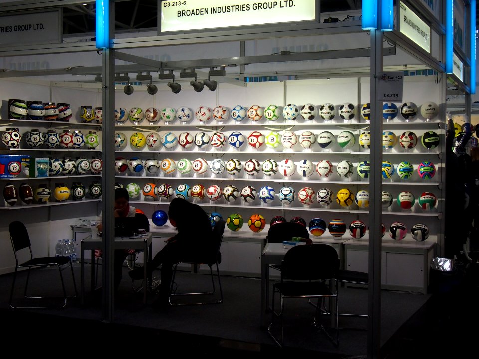 Stand mit Fußbaellen auf der ISPO 2014