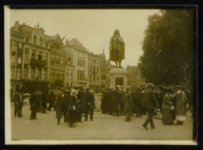Standbeeld van Johan de Wit op de Plaats te Den Haag na de onthulling met veel f, Bestanddeelnr 158-1357