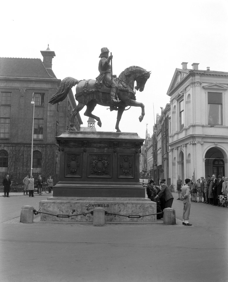Standbeeld van prins Willem van Oranje aan het Noordeinde in Den Haag aangetas, Bestanddeelnr 908-5184