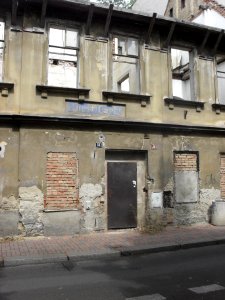 Starý dům, ruina pod obchodkou - detail