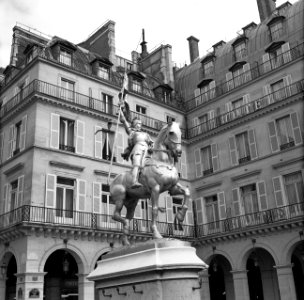 Standbeeld van Jeanne d'Arc op de Place des Pyramides, Bestanddeelnr 254-0308