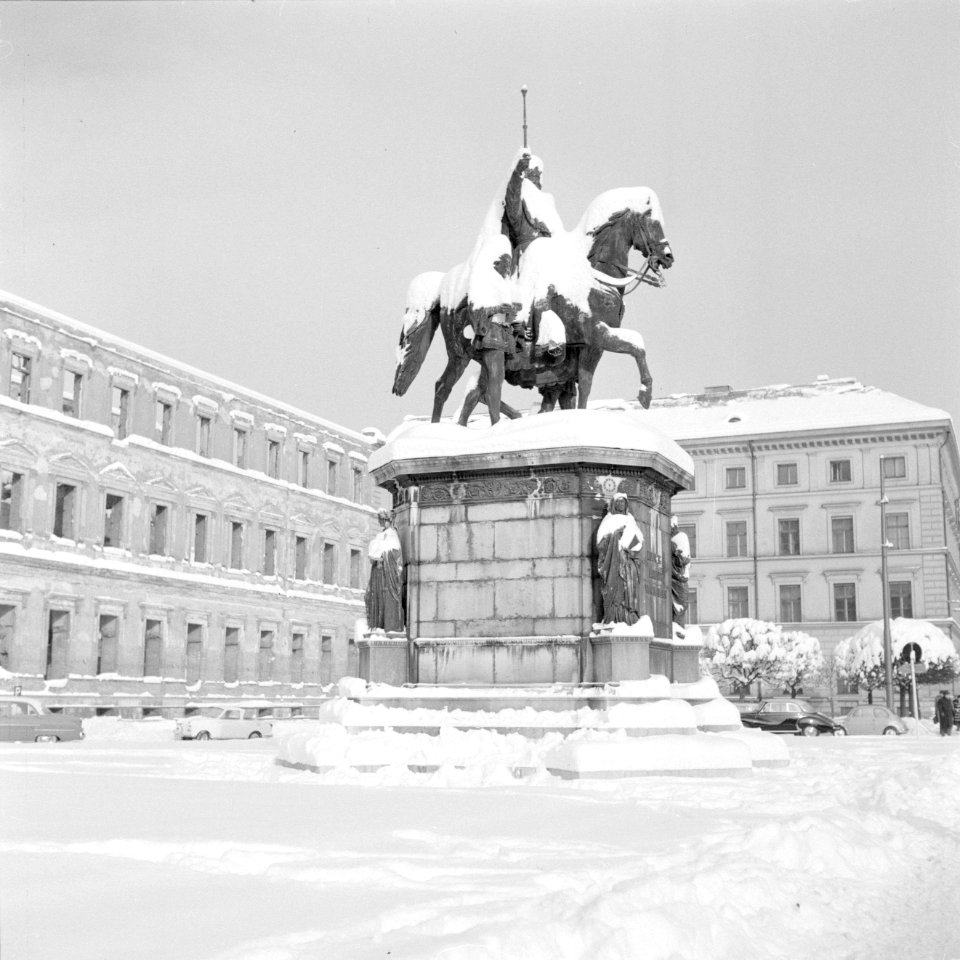 Standbeeld van Koning Ludwig I van Beieren aan de Odeonsplatz, Bestanddeelnr 254-3739