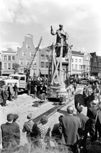 Standbeeld van Laurens Janszoon Coster wordt op de markt in Haarlem verplaatst, Bestanddeelnr 919-5475