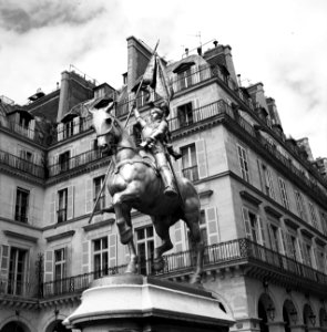 Standbeeld van Jeanne dArc op de Place des Pyramides, Bestanddeelnr 254-0307