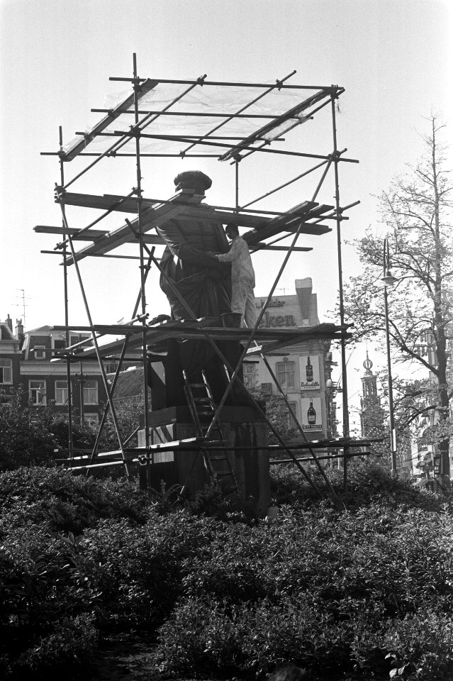 Standbeeld van Rembrandt op Rembrandtsplein te Amsterdam wordt geverfd, Bestanddeelnr 925-8393
