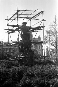 Standbeeld van Rembrandt op Rembrandtsplein te Amsterdam wordt geverfd, Bestanddeelnr 925-8393