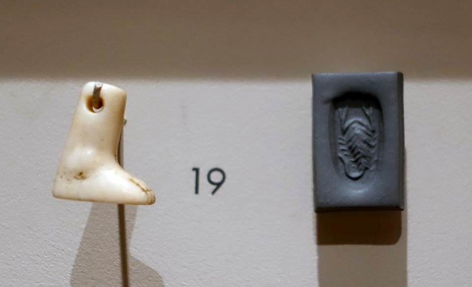 Stamp seal, foot form with scorpion, Late Prehistoric Period, c. 3000-2900 BC - Harvard Semitic Museum - Cambridge, MA - DSC06179