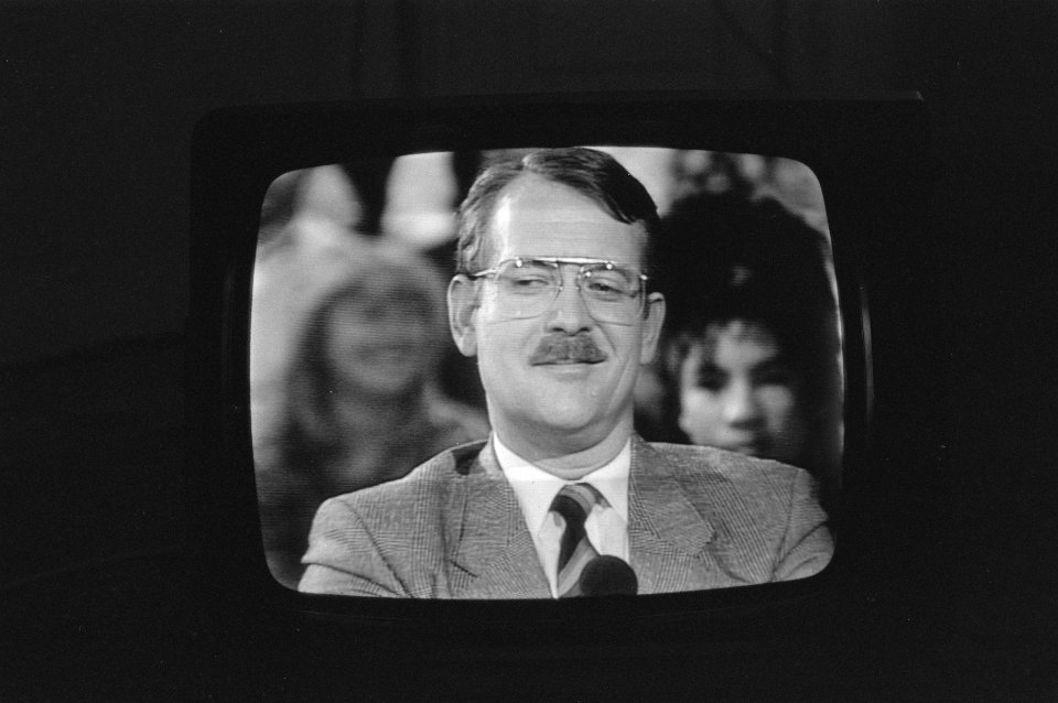 Stanley H. op de tv in het programma Sonja op zaterdag gevangenisdirecteur Sc, Bestanddeelnr 933-2171
