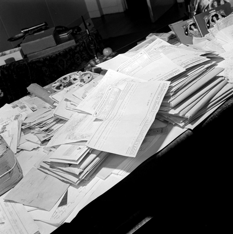 Stapels met poststukken, bovenop een telegram met gelukswensen van de Raad van B, Bestanddeelnr 255-8532