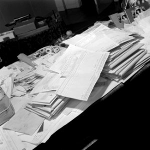 Stapels met poststukken, bovenop een telegram met gelukswensen van de Raad van B, Bestanddeelnr 255-8532