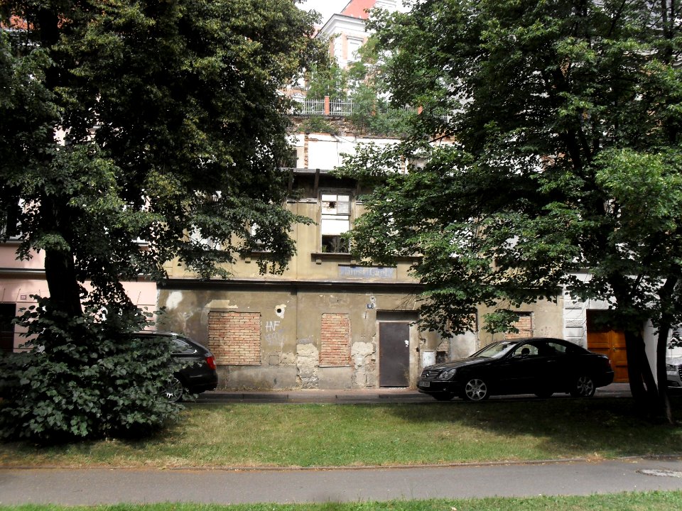 Starý dům, ruina pod obchodkou