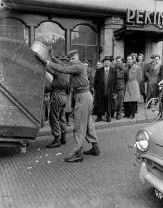 Staking stadsreiniging Amsterdam, soldaten doen de dienst, Bestanddeelnr 907-0546