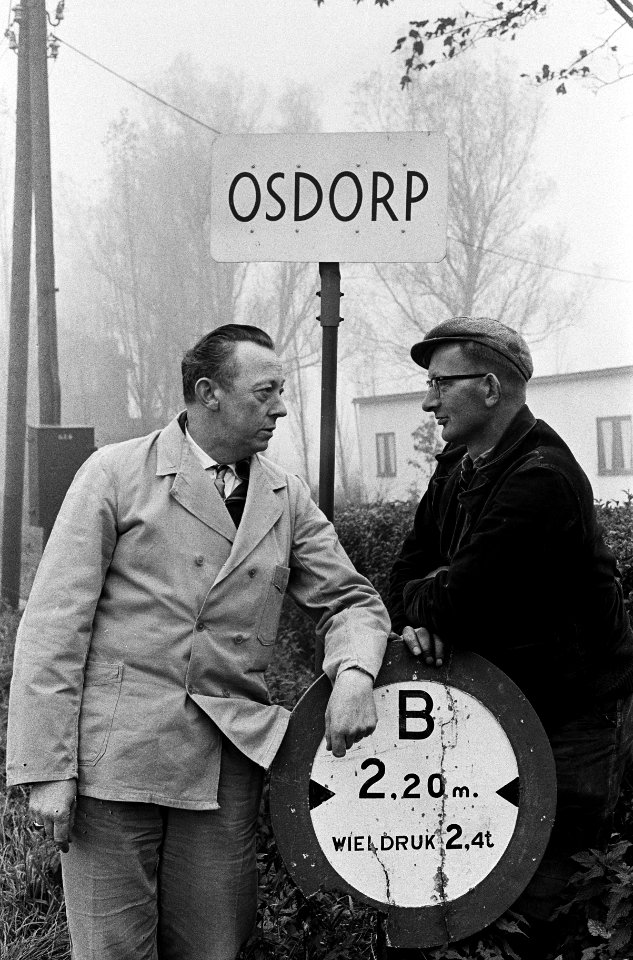 Staking schoolkinderen te Osdorp De bezorgde vaders rechts H Wolkers glunderen, Bestanddeelnr 915-6780