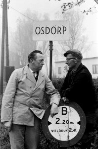 Staking schoolkinderen te Osdorp De bezorgde vaders rechts H Wolkers glunderen, Bestanddeelnr 915-6780
