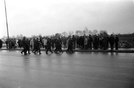 Stakingen in Belgie duren voort. Rijkswacht heeft post gehad voor de poort van F, Bestanddeelnr 923-2163