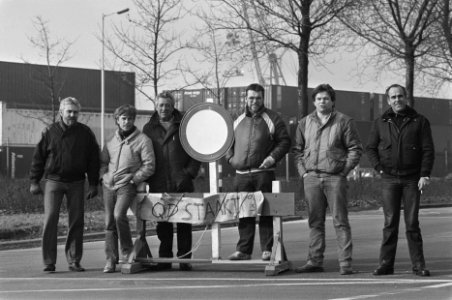 Staking stukgoed in haven Rotterdam, stakers bij blokkade Quick Dispatch, Bestanddeelnr 933-9141