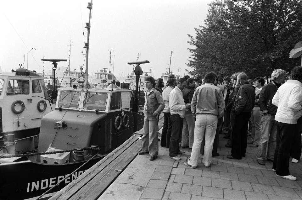 Staking van sleepbootbemanningen stakers van Smit verzameld bij sleepboten aan , Bestanddeelnr 930-4689