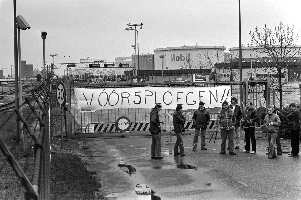 Staking bij Mobil Oil in Amsterdam i.v.m. weigering direktie invoering 5 ploegen, Bestanddeelnr 930-7917