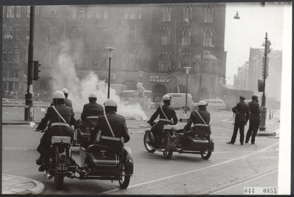 Stakingen, arbeiders, rellen, politie, Bestanddeelnr 044-0855