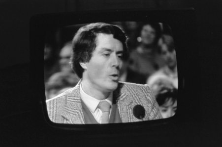 Stanley H. op de tv in het programma Sonja op zaterdag politievoorlichter Kla, Bestanddeelnr 933-2172