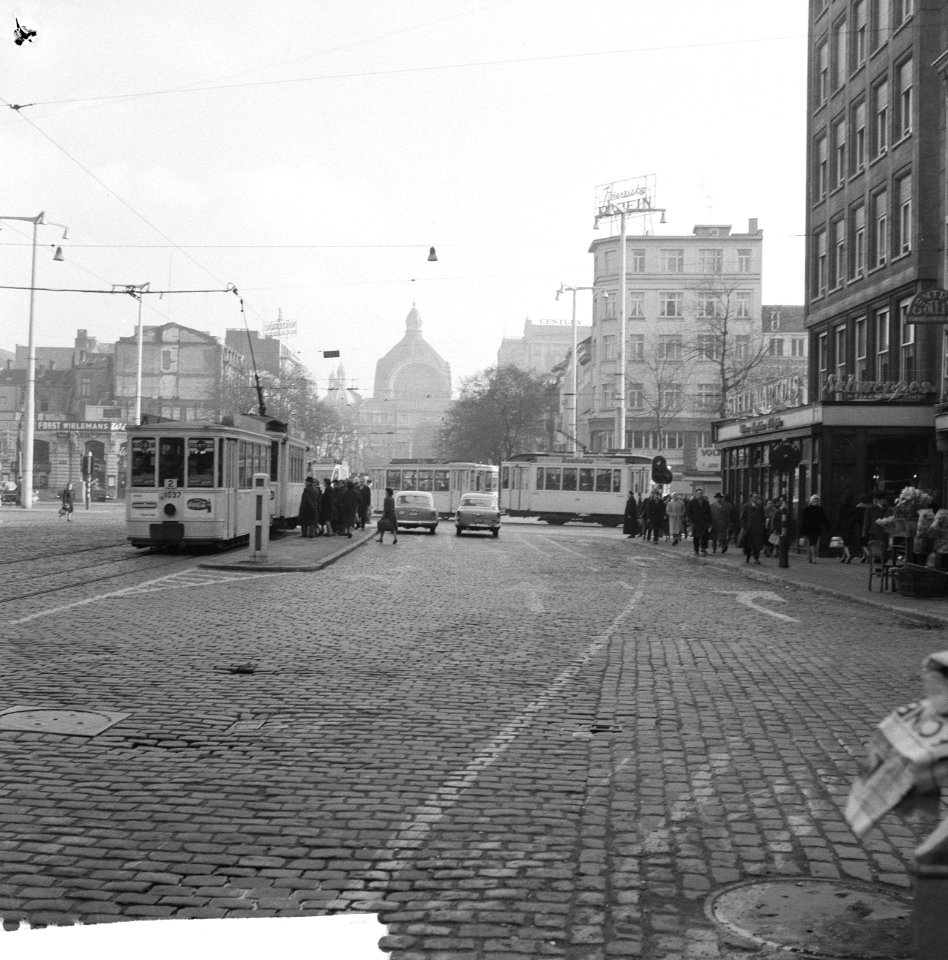 Stakingen in Belgie, de rijdende trams op de Keizerlei te Antwerpen, Bestanddeelnr 911-9571