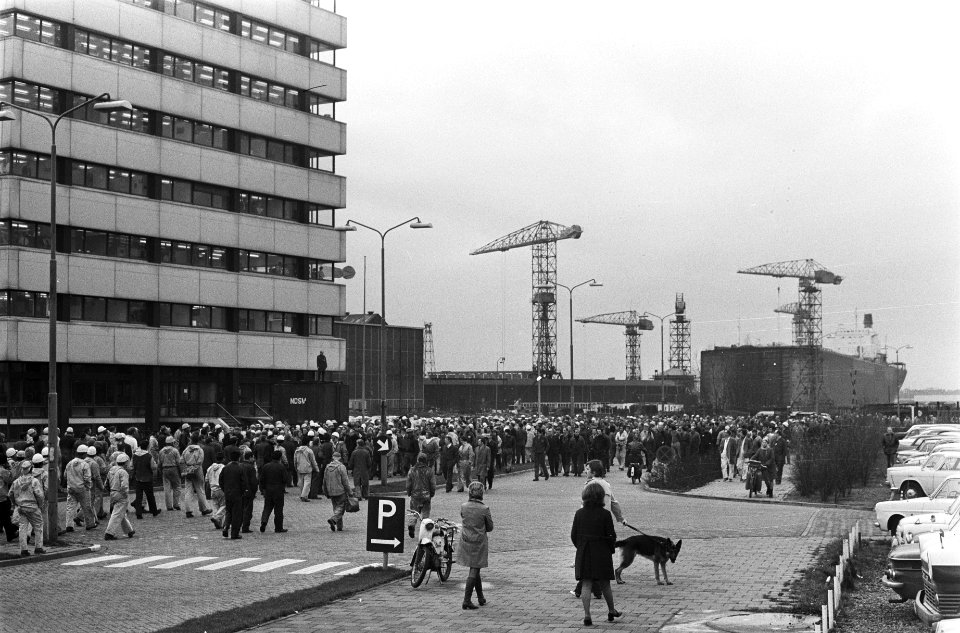 Staking van een uur i.v.m. loonstop (georganiseerd door drie vakcentrales) stake, Bestanddeelnr 924-1005
