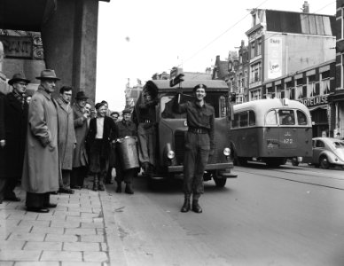 Staking stadsreiniging Amsterdam, soldaten doen de dienst, Bestanddeelnr 907-0550