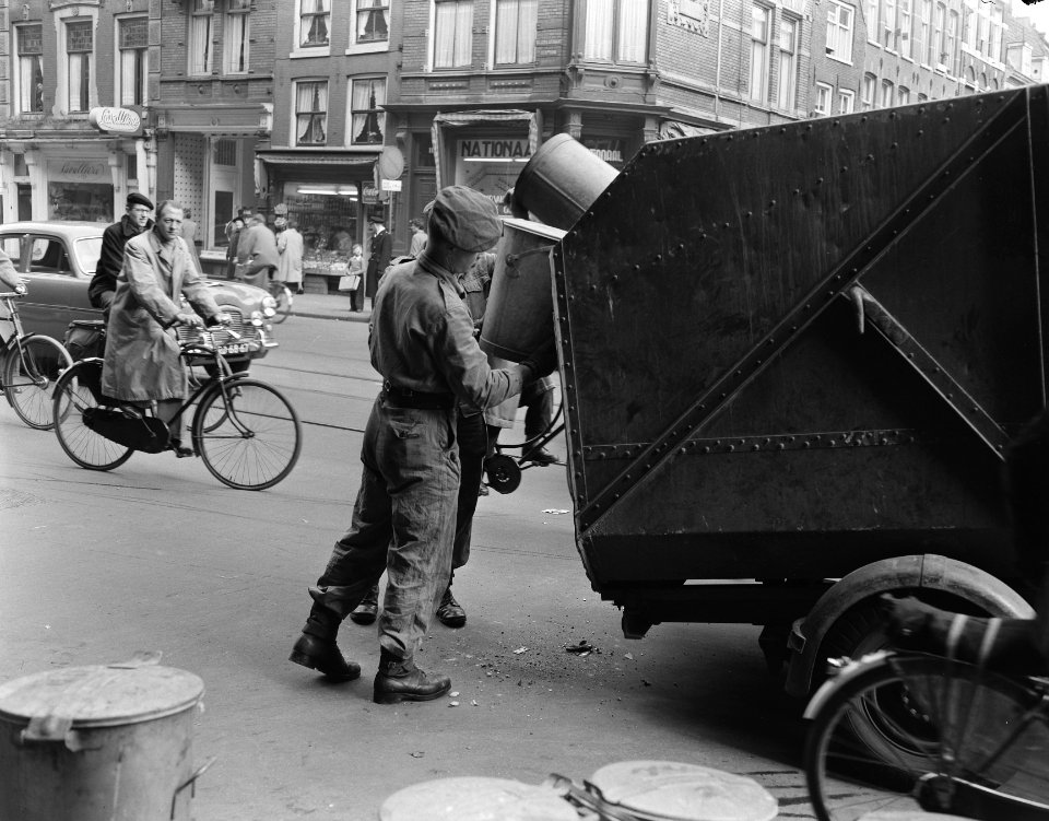Staking stadsreiniging Amsterdam, soldaten doen de dienst, Bestanddeelnr 907-0547