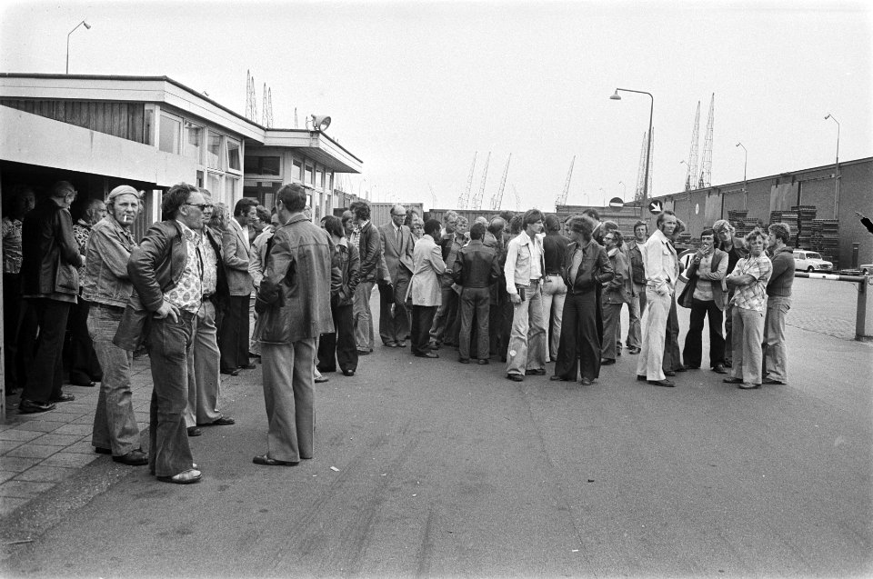 Stakingen in Amsterdamse haven, postende stakers bij Amsterdams Haven Bedrijf, Bestanddeelnr 928-7580