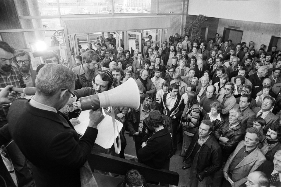 Staking van enkele uren personeel Scholten Honig na overhandiging petitie aan , Bestanddeelnr 929-3863
