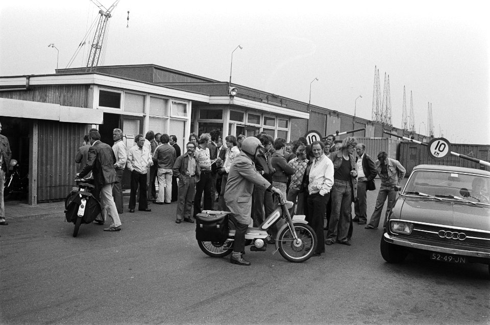 Stakingen in Amsterdamse haven, postende stakers bij Amsterdams Haven Bedrijf, Bestanddeelnr 928-7581