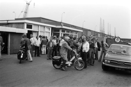 Stakingen in Amsterdamse haven, postende stakers bij Amsterdams Haven Bedrijf, Bestanddeelnr 928-7581