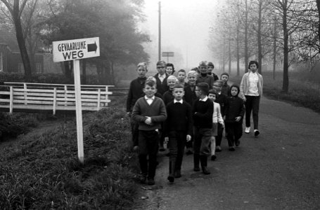 Staking schoolkinderen te Osdorp De bezorgde vaders rechts H Wolkers glunderen, Bestanddeelnr 915-6781